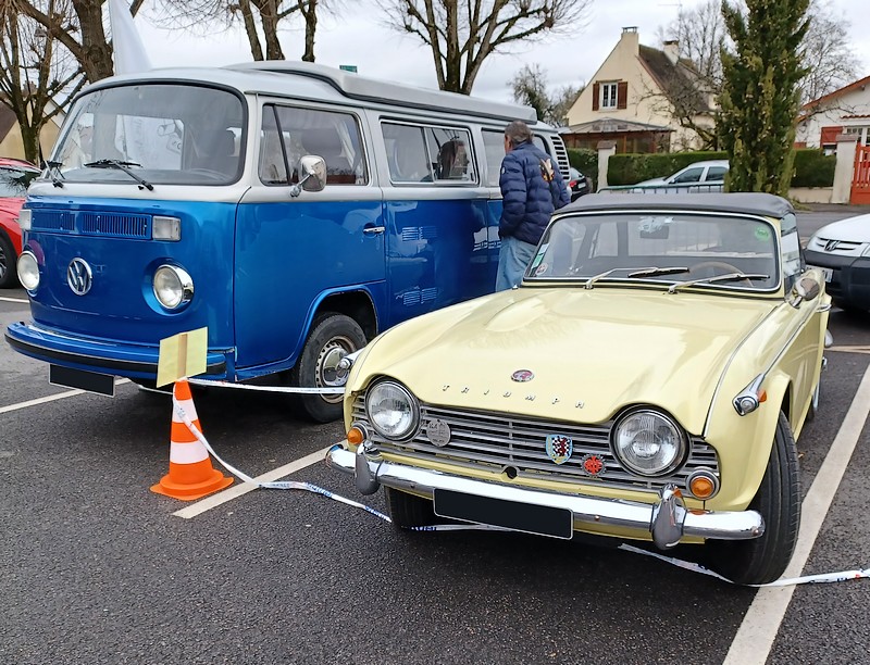 Sur le parking... Combi VW et Triumph TR4