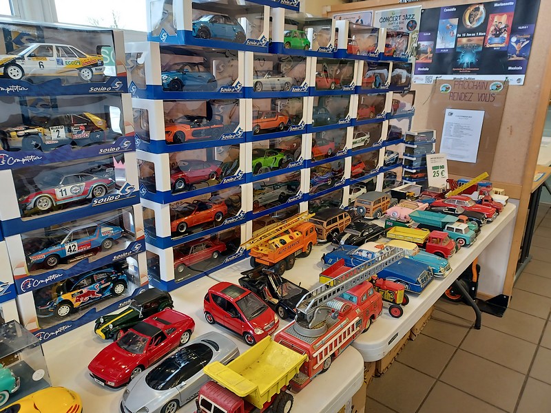 modèles au 1/18 et jouets en tôle