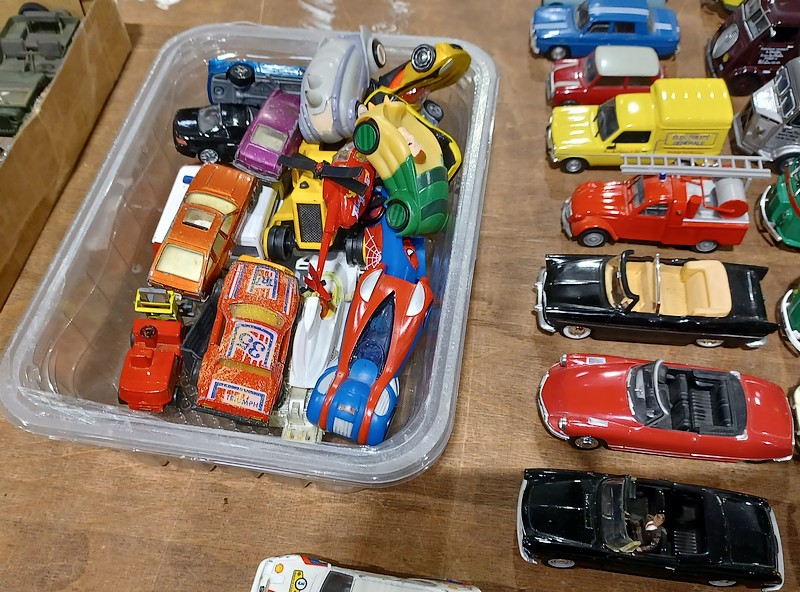 Petite boite avec des 1/64 en vrac