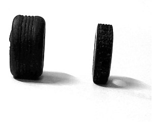 A gauche : le pneu de course - A droite : le pneu d'origine